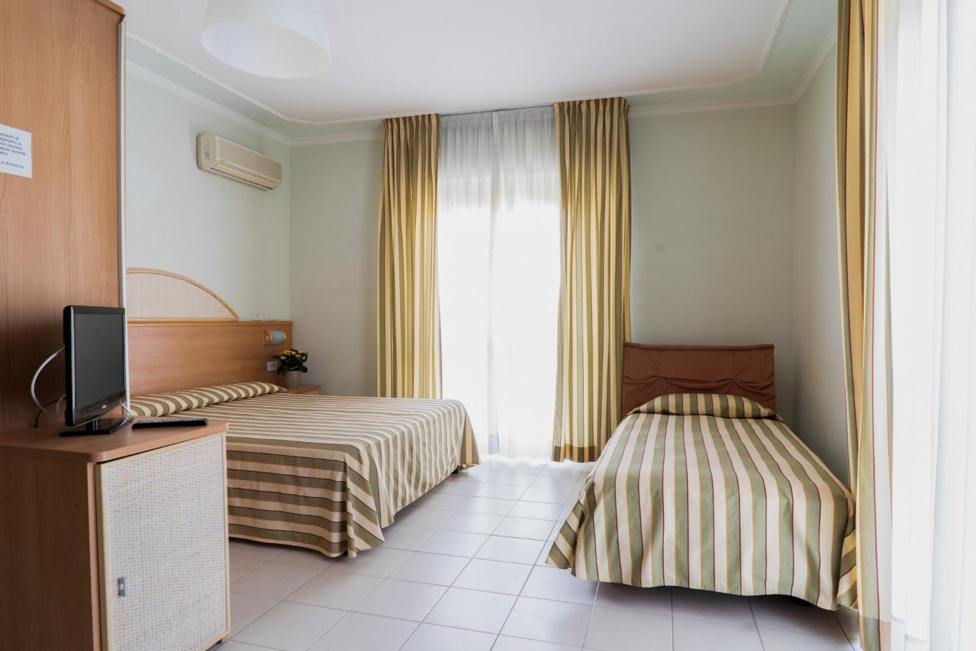 Hotel Jollino Pineto Exterior photo